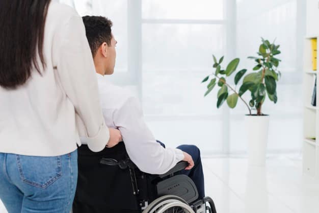 gros plan homme pousser femme fauteuil roulant 23 2148127356