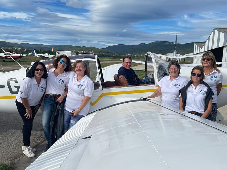 2022 ADH Stagiaires devant un avion