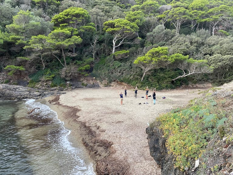 2022 ADH Stagiaires en position de yoga en bord de mer