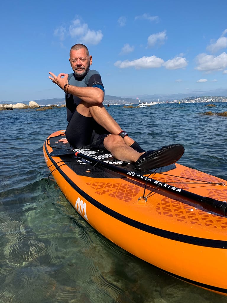 2022 03 ADH yann fait du yoga sur son paddle scaled