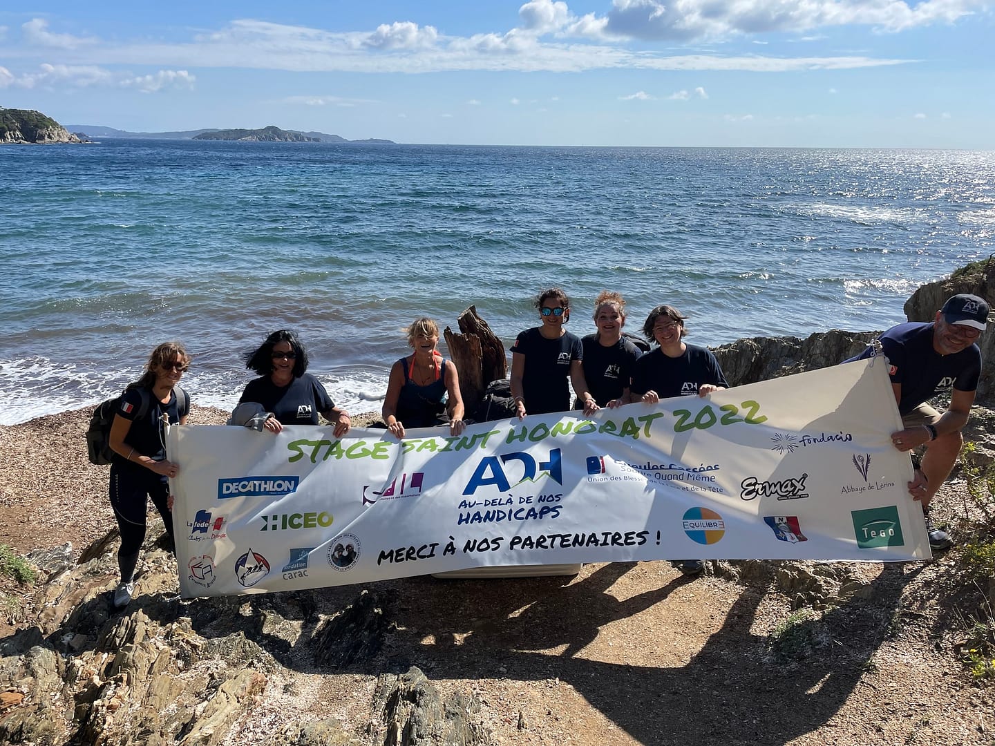 2022 ADH Stagiaires qui portent la banderole des partenaires