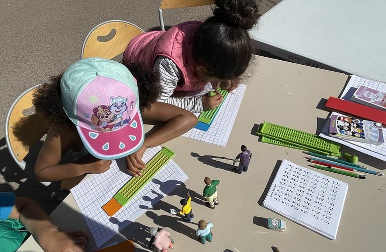 enfants ecriture braille ADH journee sensibilisation