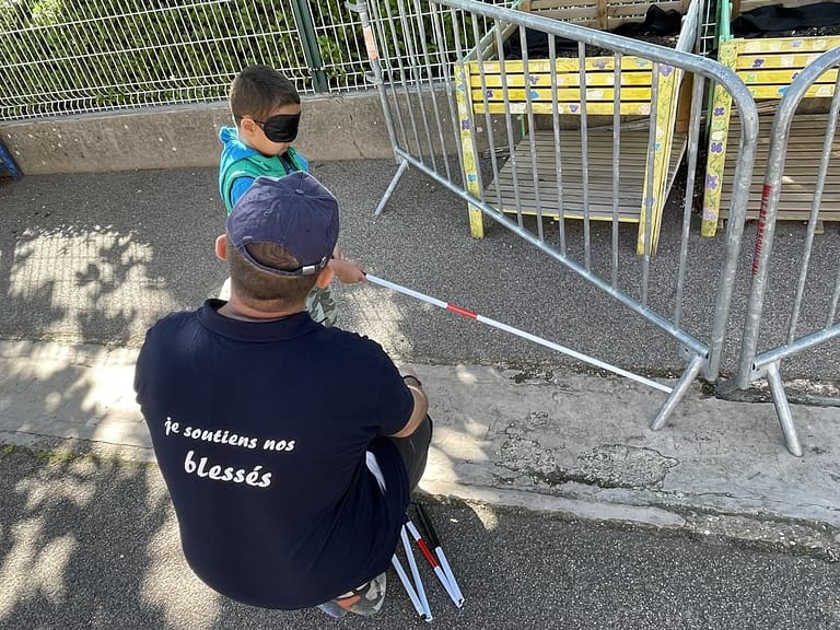sensibilisation enfant aveugle ADH